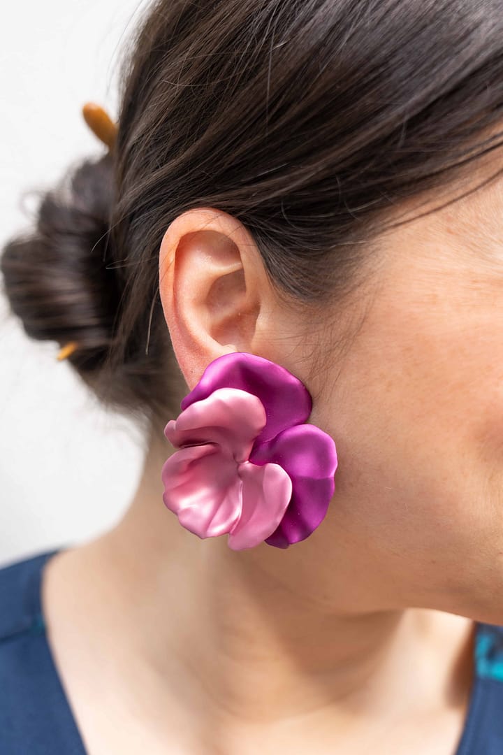 【新品未使用品】Floral Motif Short Earring JAR Paris Pink & Purple Floral Earrings (Aluminum) — Shreve, Crump